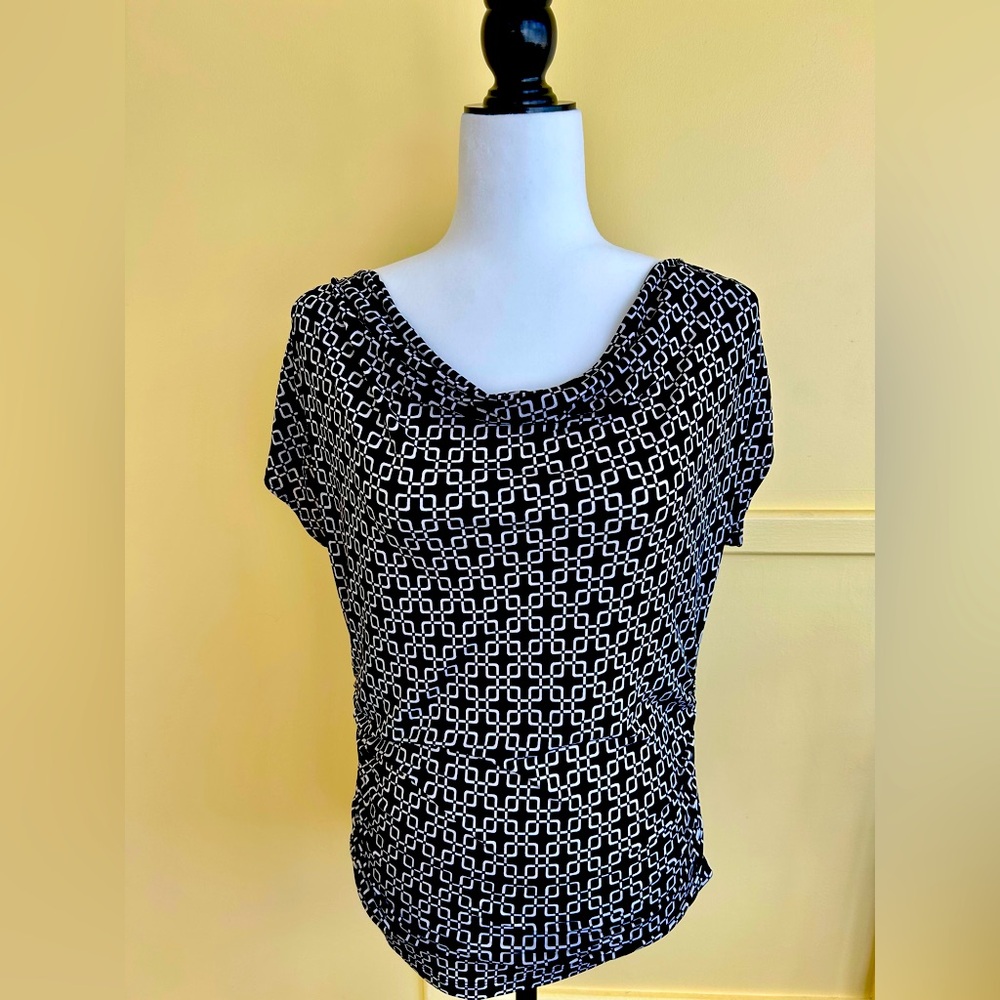 Reitmans Short Sleeveless Black and White Geometric Top